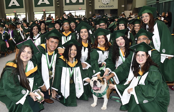 Portada nueva Stefani Raffucci Ganadores del premio Stefani Raffucci con la mascota Tarzán