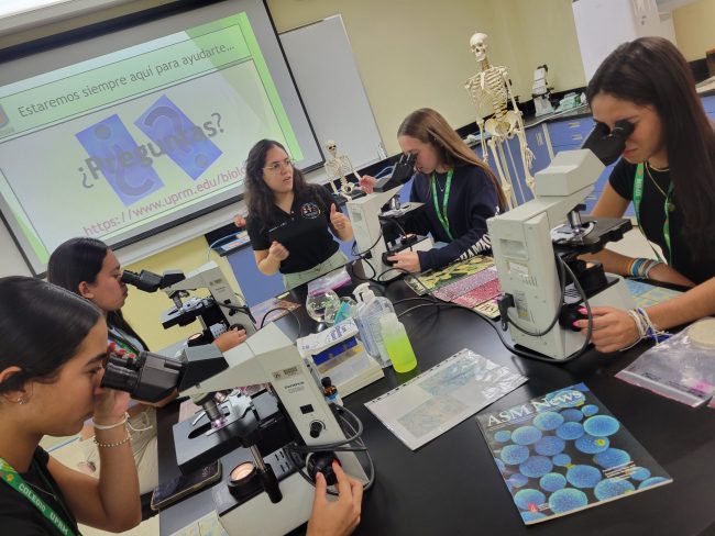 Algunas de las participantes del campamento en uno de los laboratorios de Biología. Suministrada Algunas de las participantes del campamento en uno de los laboratorios de Biología. Suministrada