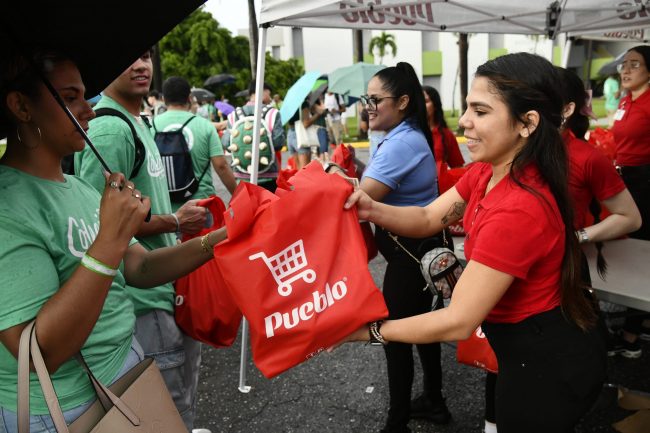 Por tercera ocasión, la cadena de Supermercados Pueblo se integró a la bienvenida de los alumnos de nuevo ingreso al obsequiar productos a la recién llegada cepa de estudiantes del Recinto Universitario de Mayagüez (RUM) que participaron en la ceremonia de investidura colegial. Foto Carlos Díaz/Prensa RUM Por tercera ocasión, la cadena de Supermercados Pueblo se integró a la bienvenida de los alumnos de nuevo ingreso al obsequiar productos a la recién llegada cepa de estudiantes del Recinto Universitario de Mayagüez (RUM) que participaron en la ceremonia de investidura colegial. Foto Carlos Díaz/Prensa RUM