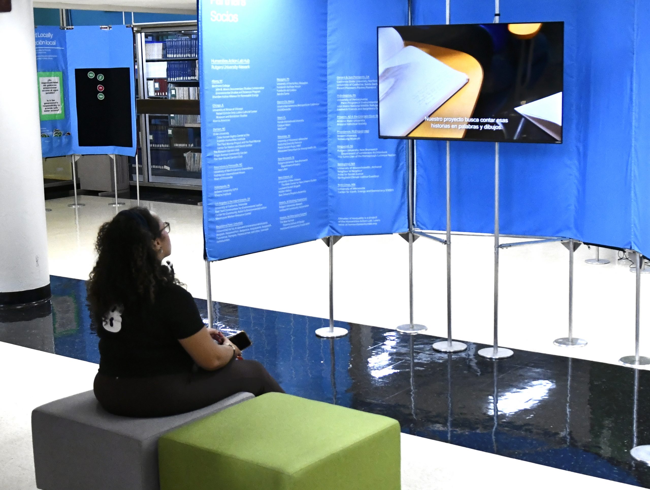 La exposición internacional Climas de Desigualdad: Historias de Justicia Ambiental llegó hasta la Biblioteca del Recinto Universitario de Mayagüez (RUM), gracias a un esfuerzo colaborativo entre el Laboratorio de Historia Oral (OHL) del Recinto y el Laboratorio de Acción de Humanidades (HAL). Foto Carlos Díaz/Prensa RUM La exposición internacional Climas de Desigualdad: Historias de Justicia Ambiental llegó hasta la Biblioteca del Recinto Universitario de Mayagüez (RUM), gracias a un esfuerzo colaborativo entre el Laboratorio de Historia Oral (OHL) del Recinto y el Laboratorio de Acción de Humanidades (HAL). Foto Carlos Díaz/Prensa RUM