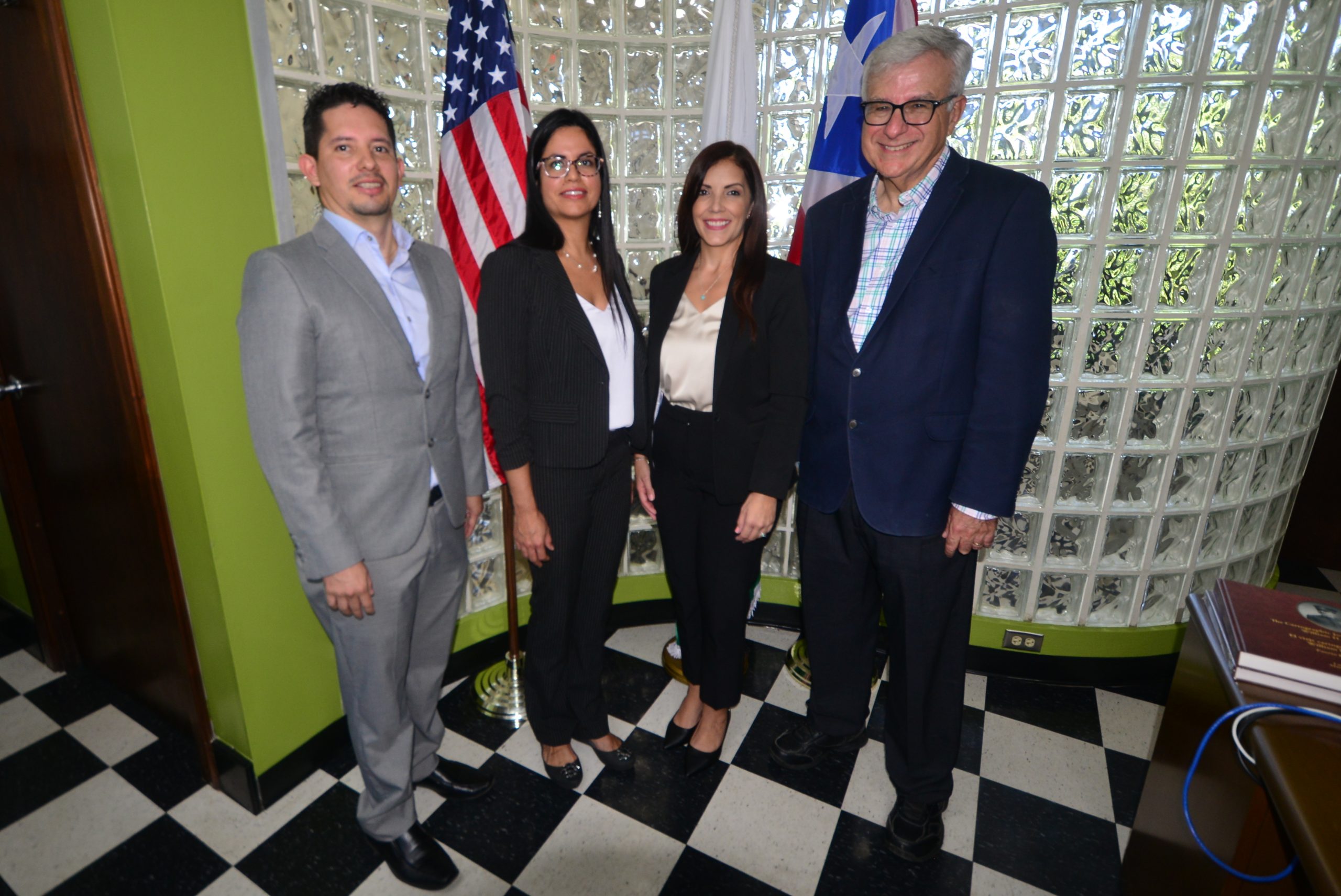 Segunda desde la derecha, doctora Claribel Acevedo Vélez, catedrática asociada del Departamento de Ingeniería Química (INQU), quien es la investigadora principal de la propuesta en el RUM. A su derecha, doctor Rodolfo J. Romañach, catedrático de Química. A su izquierda, los doctores  Camilo Mora y Maribella Domenech, de INQU. Foto Carlos Díaz/Prensa RUM Segunda desde la derecha, doctora Claribel Acevedo Vélez, catedrática asociada del Departamento de Ingeniería Química (INQU), quien es la investigadora principal de la propuesta en el RUM. A su derecha, doctor Rodolfo J. Romañach, catedrático de Química. A su izquierda, los doctores Camilo Mora y Maribella Domenech, de INQU. Foto Carlos Díaz/Prensa RUM