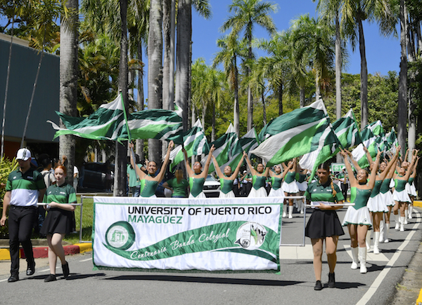 Portada aniversario Las Abanderadas del Colegio durante su desfile por el campus.