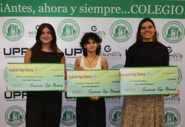 Portada Desde la izquierda las estudiantes colegiales Bianca Rodríguez Torres, Dyannette Méndez Muñoz y Kiara Roche Maya muestran su cheque simbólico de la becas que recibieron de la Fundación Vega Olivencia.