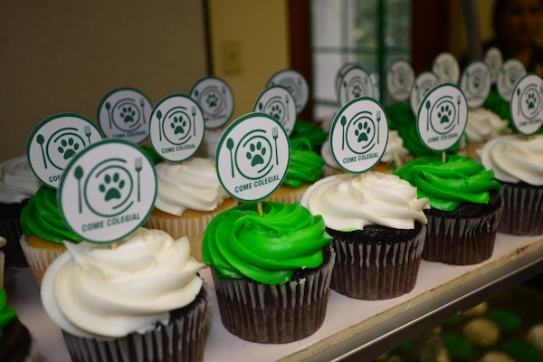 Portada Come Colegial Foto de cupcakes con el logo de Come Colegial.