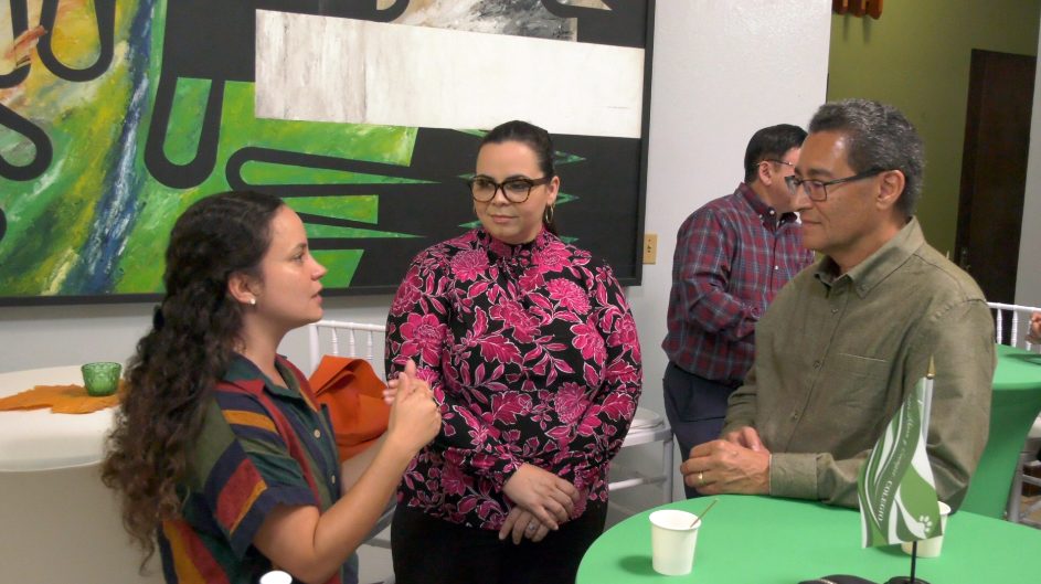 Las doctoras Tatiana García Marrero, de Ciencia Animal y Ángela Valentín Rodríguez, de Estudios Hispánicos, comparten impresiones con el decano Fernando Gilbes. Fotocaptura Prensa RUM Las doctoras Tatiana García Marrero, de Ciencia Animal y Ángela Valentín Rodríguez, de Estudios Hispánicos, comparten impresiones con el decano Fernando Gilbes. Fotocaptura Prensa RUM