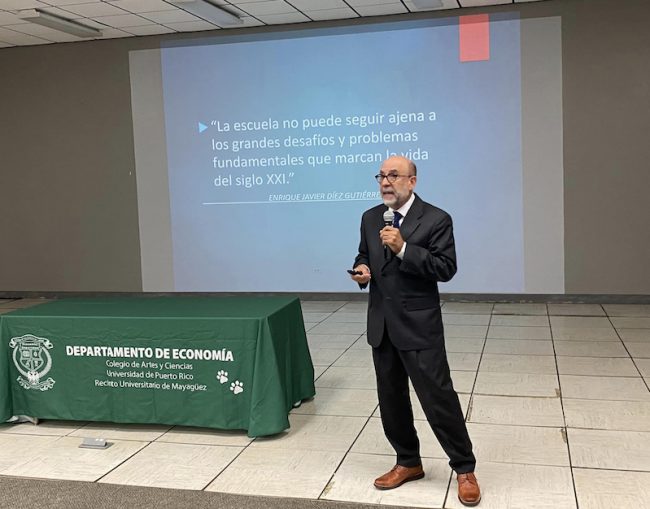 El doctor César Rey Hernández ofreció la conferencia Retos y oportunidades del desafío educativo en Puerto Rico: Años de Transición. Foto Javier Valentín Feliciano/Prensa RUM El doctor César Rey Hernández ofreció la conferencia Retos y oportunidades del desafío educativo en Puerto Rico: Años de Transición. Foto Javier Valentín Feliciano/Prensa RUM