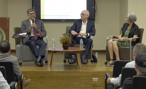 Portada El licenciado José Antonio Sosa Lloréns en el escenario, sentado junto a los demás panelistas.