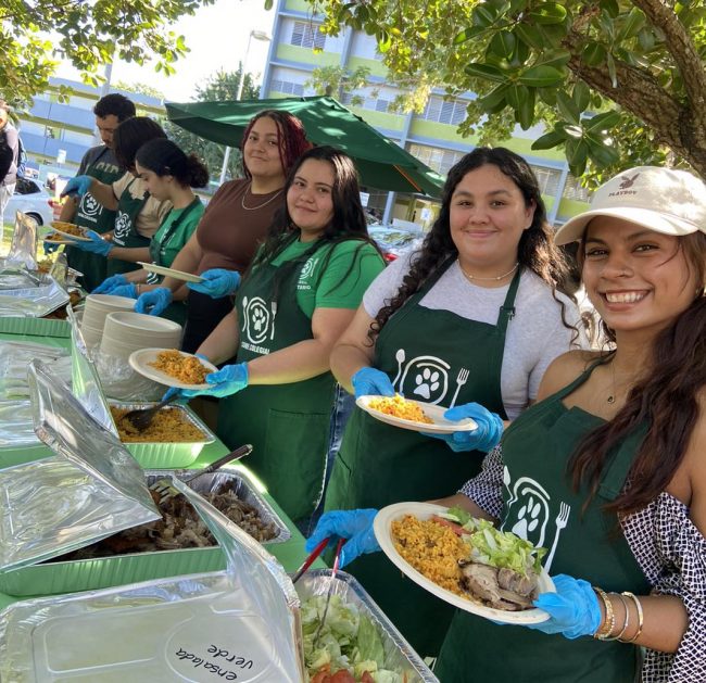 Los colegiales recibieron almuerzos y cajas con productos frescos del país. Foto suministrada Los colegiales recibieron almuerzos y cajas con productos frescos del país. Foto suministrada