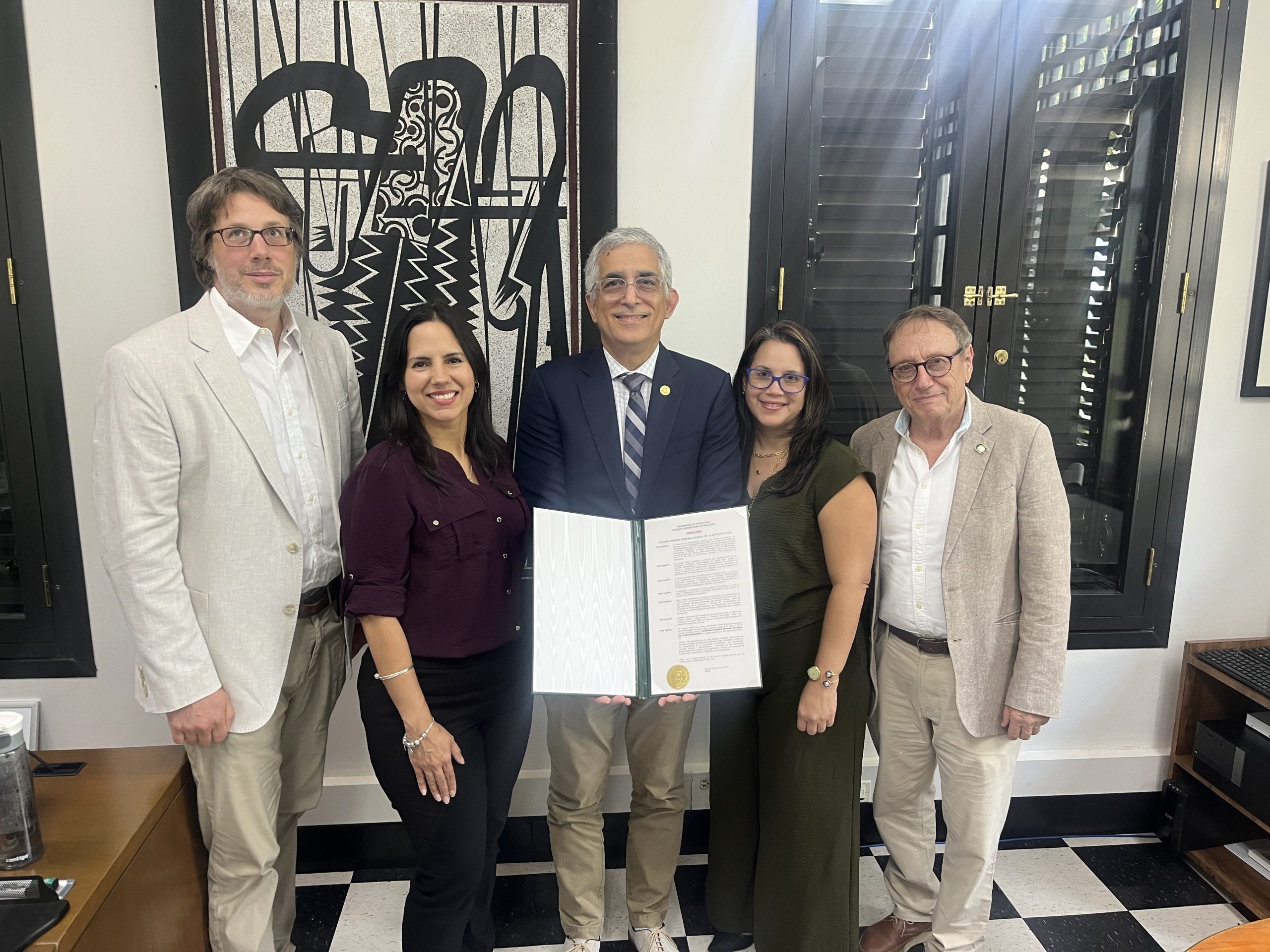 En el marco del Mes de la Biociencia en Puerto Rico, la actividad comenzó con la firma de una proclama por parte del doctor Agustín Rullán Toro, rector del RUM, quien subrayó la importancia de la actividad educativa para la comunidad universitaria. Foto Prensa RUM