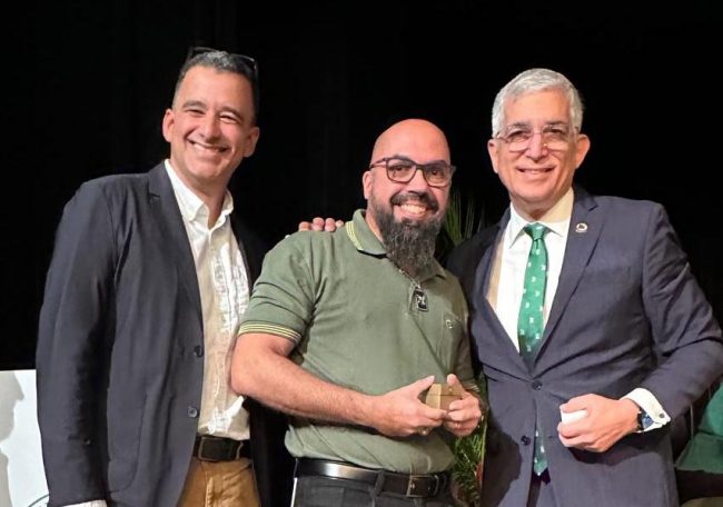 En el evento se reconoció a Samuel Crespo Reices, quien labora en el Centro de Recursos para la Educación a Distancia. Foto Prensa RUM En el evento se reconoció a Samuel Crespo Reices, quien labora en el Centro de Recursos para la Educación a Distancia. Foto Prensa RUM