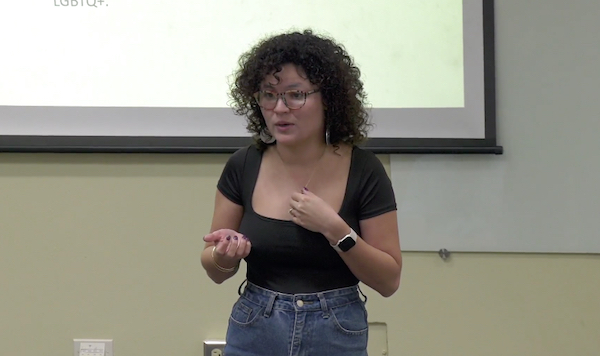 La egresada colegial Marianna Defendini Torres en el escenario del anfiteatro de Luis De Celis mientras dicta su conferencia.