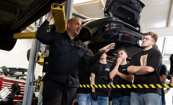 Los técnicos certificados por Porsche AG ofrecieron a los participantes una inmersión en las innovaciones de la marca alemana, cubriendo temas como la distinción entre vehículos híbridos y plug-in híbridos, principios básicos de estas tecnologías y la transición hacia vehículos totalmente eléctricos.   Suministrada Los técnicos certificados por Porsche AG ofrecieron a los participantes una inmersión en las innovaciones de la marca alemana, cubriendo temas como la distinción entre vehículos híbridos y plug-in híbridos, principios básicos de estas tecnologías y la transición hacia vehículos totalmente eléctricos. Suministrada