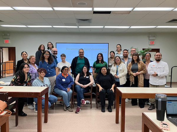Portadita Biblio Grupo de participantes del taller Documentación digital en emergencia cultural, que se llevó a cabo en la Biblioteca General del RUM y estuvo a cargo de la Alianza Cultural para Emergencias de Puerto Rico y el Proyecto CORE. Todos de pie en la Sala A.