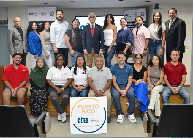 El Programa Internacional de Gestión del Deporte, una alianza entre el Recinto Universitario de Mayagüez (RUM), la Federación Puertorriqueña de Fútbol (FPF) y el Centro Internacional de Estudios del Deporte (CIES), en colaboración con la Federación Internacional de Fútbol (FIFA), inició su cuarta cohorte, compuesta por 23 participantes.  Foto Carlos Díaz/Prensa RUM El Programa Internacional de Gestión del Deporte, una alianza entre el Recinto Universitario de Mayagüez (RUM), la Federación Puertorriqueña de Fútbol (FPF) y el Centro Internacional de Estudios del Deporte (CIES), en colaboración con la Federación Internacional de Fútbol (FIFA), inició su cuarta cohorte, compuesta por 23 participantes. Foto Carlos Díaz/Prensa RUM