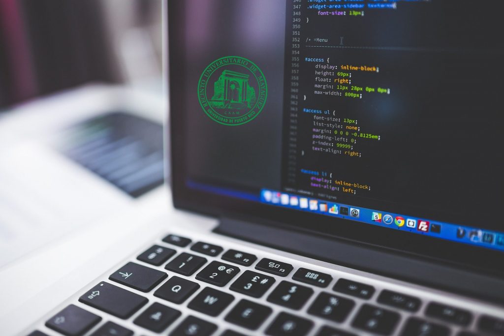 El Recinto Universitario de Mayagüez (RUM) de la Universidad de Puerto Rico (UPR) recibió el aval de la Junta de Instituciones Postsecundarias (JIP) del Departamento de Estado para ofrecer tres nuevos programas en Ingeniería de Software: el doctorado en Filosofía en Ingeniería de Software (Ph.D.), la maestría en Ciencias en Ingeniería de Software (MS) y la maestría en Ingeniería de Software (ME), todos en modalidad presencial. Fotomontaje