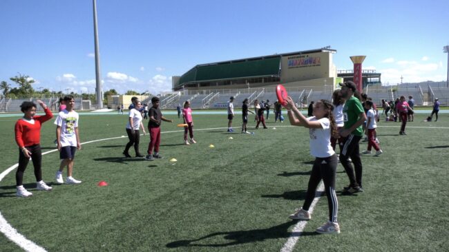 La jornada incluyó una variedad de actividades físicas diseñadas para fomentar estilos de vida saludables y prevenir enfermedades. Fotocaptura Prensa RUM