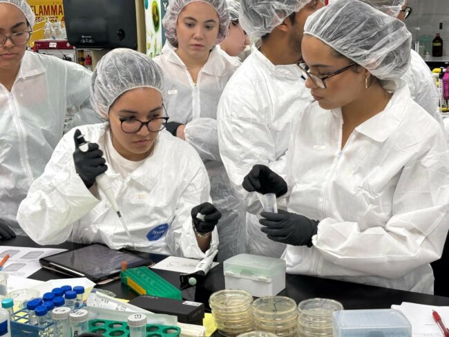 La iniciativa educativa permite desarrollar a nuevos talentos en el área de la biotecnología, microbiología, química e ingeniería, y los estudiantes puedan adquirir una experiencia intensiva sobre tendencias en biomanufactura . Suministrada La iniciativa educativa permite desarrollar a nuevos talentos en el área de la biotecnología, microbiología, química e ingeniería, y los estudiantes puedan adquirir una experiencia intensiva sobre tendencias en biomanufactura . Suministrada