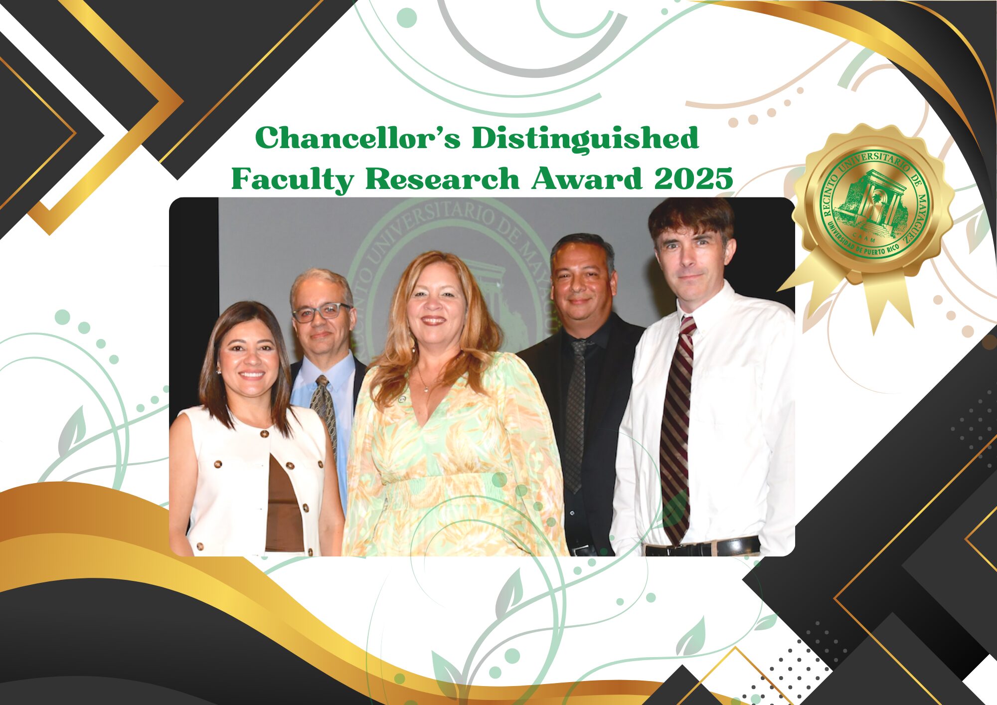 Los cinco catedráticos que recibieron el premio del Rector por su destacada labor investigativa en el centro, alrededor logo de la premiación.