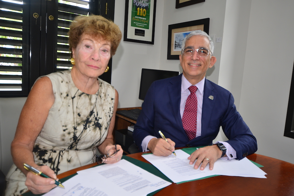 Desde la izquierda, Ann Marie Assur, viuda de Azmat Assur, y presidenta de la Fundación, junto al doctor Agustín Rullán Toro, rector del RUM. Foto Carlos Díaz/Prensa RUM