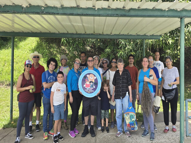 La profesora María Benedetti brindó un recorrido educativo por los jardines del Colegio. Foto suministrada La profesora María Benedetti brindó un recorrido educativo por los jardines del Colegio. Foto suministrada