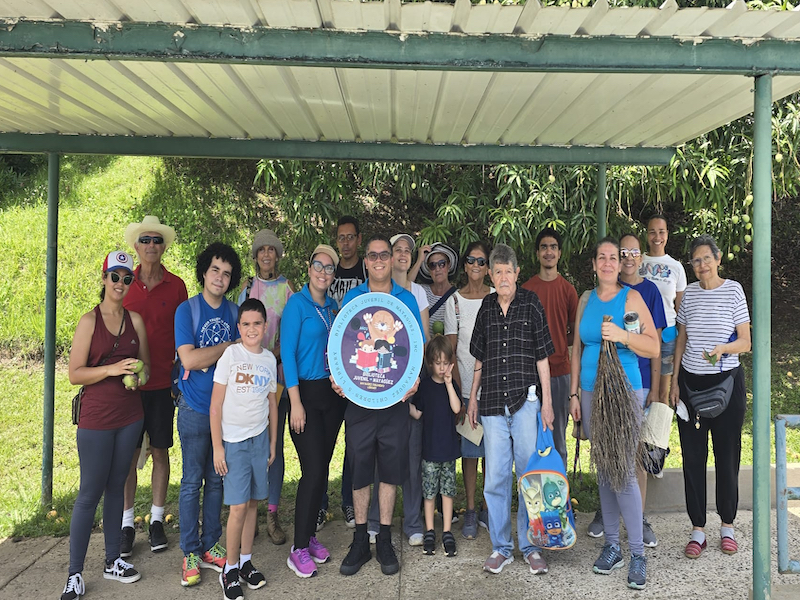 La profesora María Benedetti brindó un recorrido educativo por los jardines del Colegio. Foto suministrada