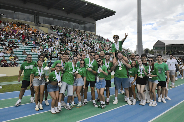 Grupo de atletas colegiales durante el desfile de las Justas de la LAI con sus medallas.
