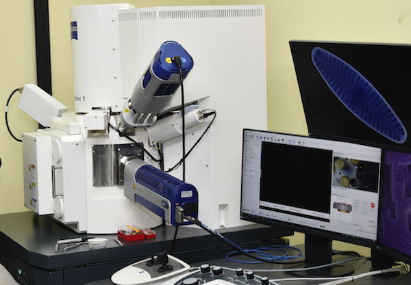 Microscopio electrónico de barrido de emisión de campo, que está disponible en el Recinto Universitario de Mayagüez.