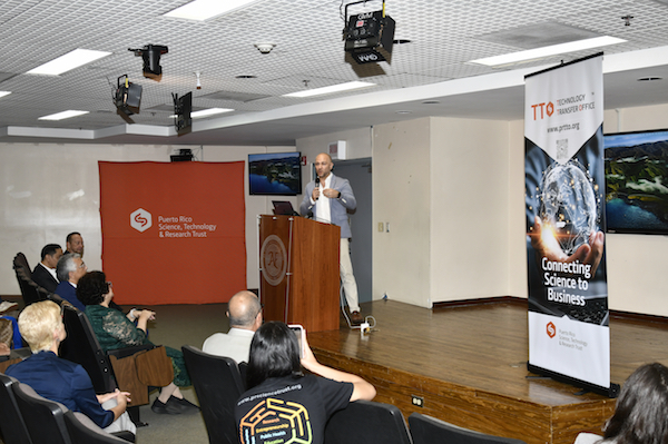 El doctor Josiah Hernández Sepúlveda, de la Oficina de Transferencia de Tecnología del Fideicomiso, da la bienvenida en el podio a los asistentes del taller Protecting Innovation in Agriculture.