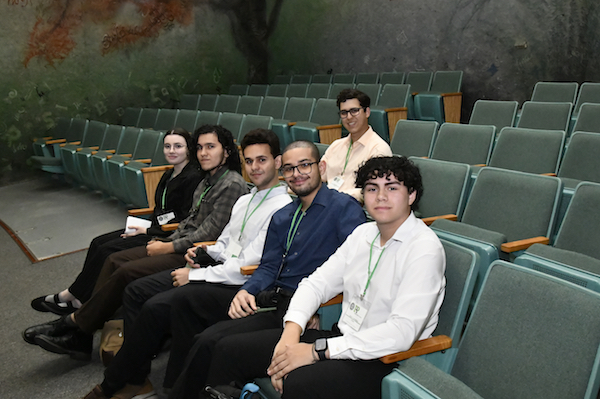 Grupo de estudiantes que presentó uno de los proyectos en la reunión de primavera del Programa Afiliados a la Industria en el RUM. Sentados en el anfiteatro Figueroa Chapel.