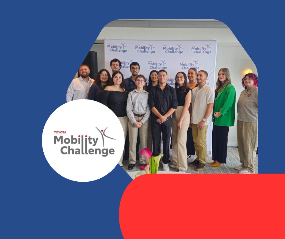Foto grupal de los estudiantes del RUM que participaron en el más reciente Toyota Mobility Challenge, durante la ceremonia de premiación. Al lado el logo de la competencia.