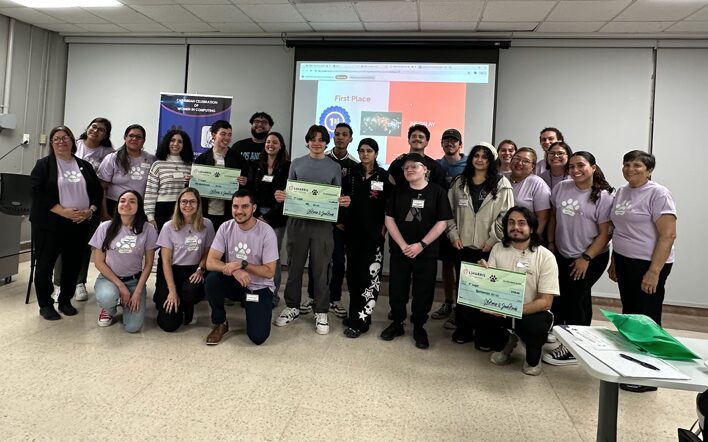 Durante el de JaneHacks Hackathon : Deconflicting in Space Challenge, los equipos trabajaron en soluciones relacionadas con tecnología espacial con la mentoría de personal de L3Harris y el apoyo de la asociación estudiantil PinkPandas.