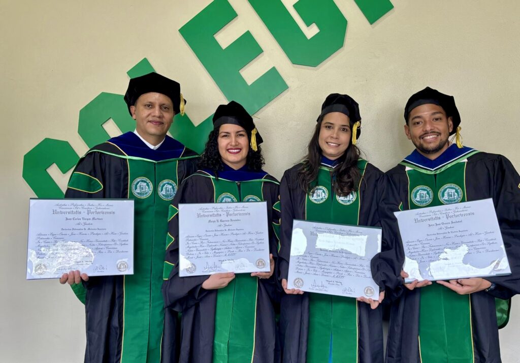 Cuatro historias se entrelazan con una fuerza singular: la del amor compartido, el conocimiento cultivado en pareja y la fe inquebrantable en los sueños. Dejaron su terruño sureño para anclarse en el Recinto Universitario de Mayagüez (RUM) en pos de sus proyectos y esperanzas. Se trata de dos matrimonios colombianos, unidos por la vida, la ciencia y la ingeniería, quienes recibieron juntos sus doctorados durante la centésima duodécima graduación del recinto mayagüezano de la Universidad de Puerto Rico (UPR).