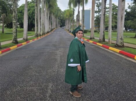 Contra todo pronóstico médico, Ángel Luis García Guzmán, diagnosticado al nacer con el poco común síndrome VACTERL, celebró su graduación del Recinto Universitario de Mayagüez (RUM) como ingeniero en Computadoras. Tras enfrentar 14 cirugías, años de rehabilitación y una infancia marcada por retos médicos y escolares, su historia es testimonio de perseverancia, fe y amor incondicional.

Así aconteció durante la centésima duodécima graduación del Recinto Universitario de Mayagüez (RUM), cuando los doctores Luis Edgardo Suárez Colche y Oscar Marcelo Suárez Colche, ambos catedráticos del Colegio de Ingeniería, colocaron la esclavina doctoral a sus estudiantes: Jerson López Fajardo, de Honduras, y Boris Rentería Beleño, de Colombia, quienes obtuvieron el grado en Ingeniería Civil.