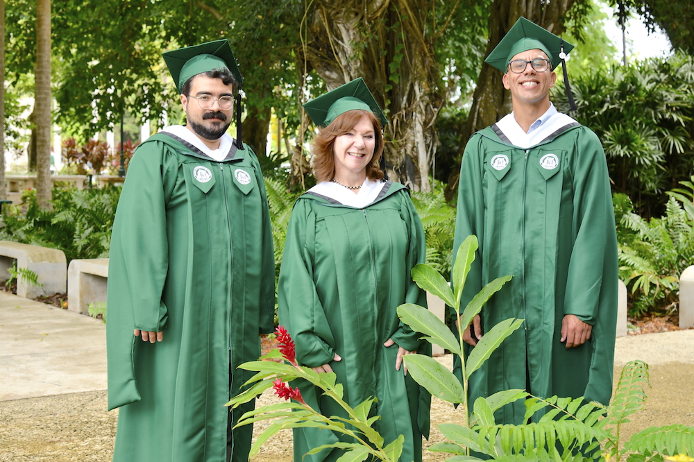 El Recinto Universitario de Mayagüez (RUM) de la Universidad de Puerto Rico (UPR) otorgó por primera vez los grados de Maestría en Artes en Estudios Culturales y Humanísticos del Departamento de Humanidades a tres estudiantes: Sonia Sánchez Montalvo (centro), Brian Torres Alvarado (derecha) y Jorge A. Rodríguez Acevedo (izquierda). Foto Carlos Díaz/Prensa RUM