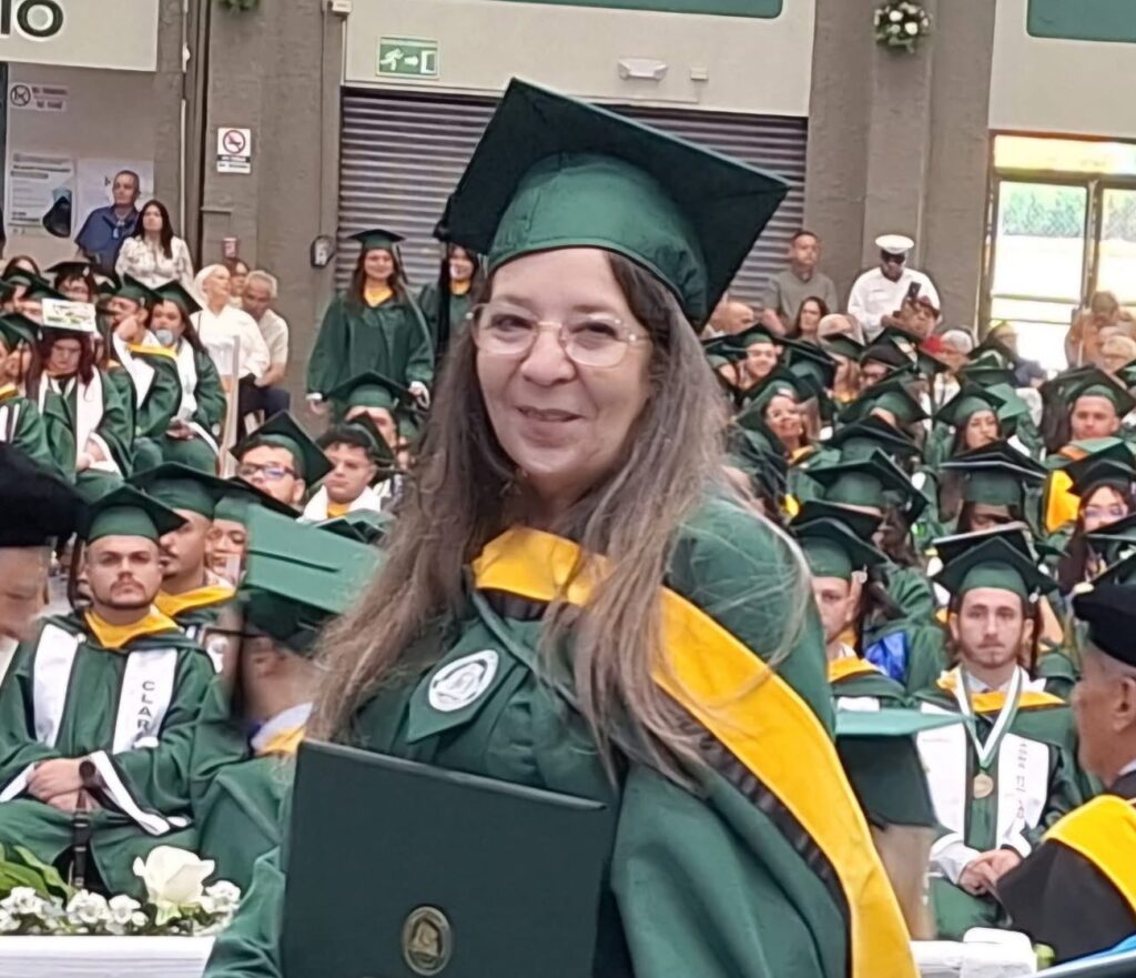 Marissa Álvarez Valentín, quien se desempeña como coordinadora de la Biblioteca de Ciencias Marinas del RUM, obtuvo su Maestría en Ciencias en la Enseñanza de Matemáticas a Nivel Secundario durante la centésima duodécima colación de grados del RUM. Suministrada