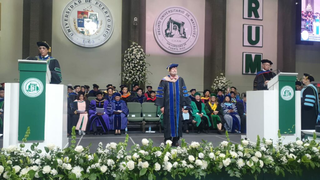 El Recinto Universitario de Mayagüez otorgó durante su centésimo duodécima colación de grados el título honorífico de Profesor Emérito al doctor Jorge Iván Vélez Arocho, décimo rector del RUM. Foto Prensa RUM
