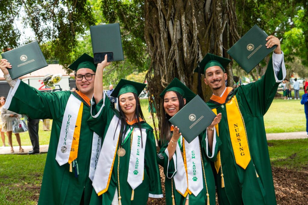 El Departamento de Enfermería del Recinto Universitario de Mayagüez (RUM) realizó la Ceremonia de Iniciación a la Profesión de la Enfermería que corresponde al año 2025, evento que tuvo lugar en el anfiteatro Ramón Figueroa Chapel. Treintaiseis colegiales juramentaron, bajo el lema: Enfermería esencia vital de la sociedad. Este acto antecedió a la entrega de sus diplomas en la centésima duodécima colación de grados.