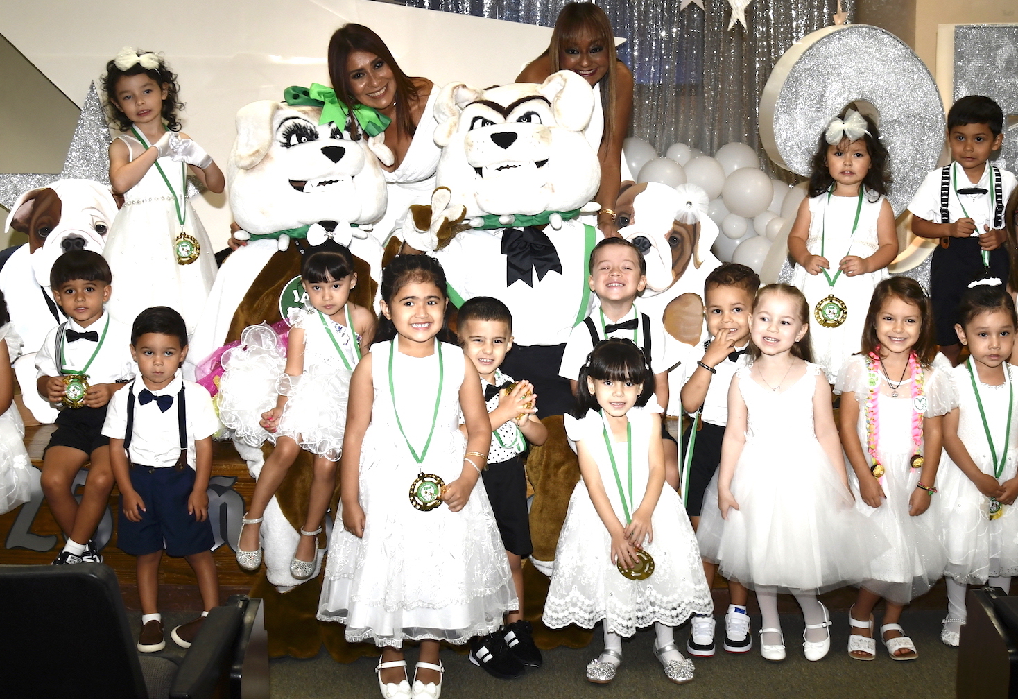Con la alegría especial que solo los más pequeños pueden irradiar, el Centro de Desarrollo Preescolar del Recinto Universitario de Mayagüez (RUM) celebró su vigésimo quinto aniversario, durante su tradicional ceremonia de graduación. Foto Carlos Díaz/Prensa RUM