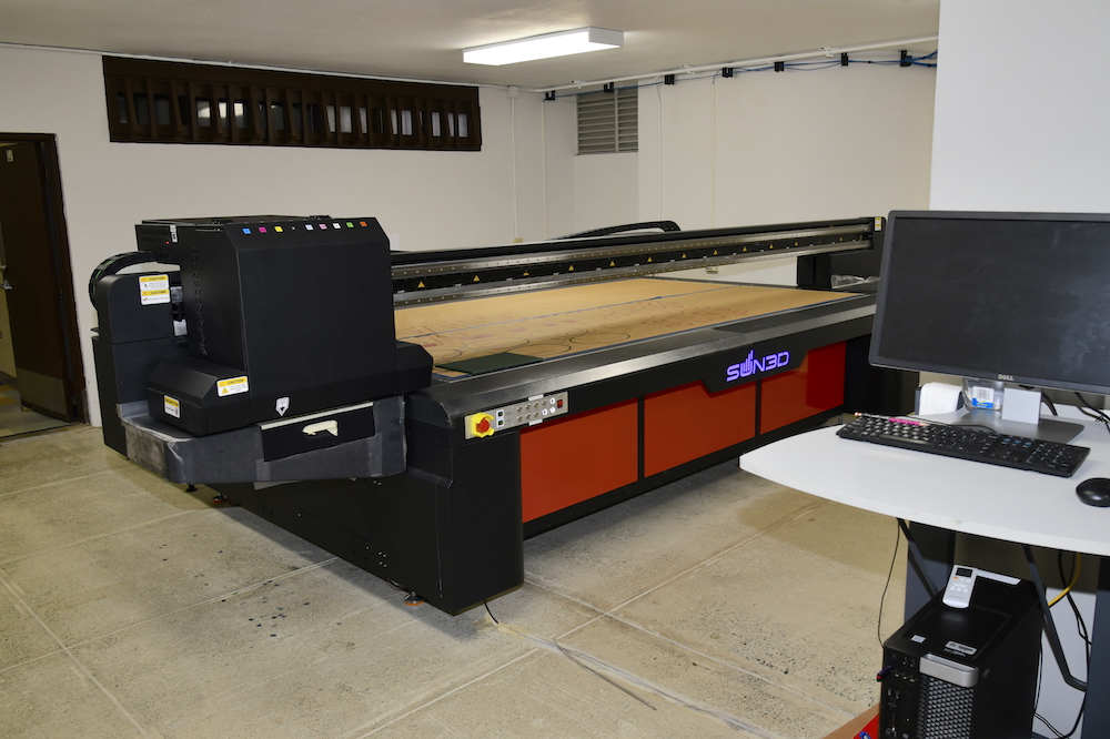La adquisición incluye una impresora de cama plana y una máquina de corte CNC, ambas de la marca SUN 3D, que permiten trabajar sobre una variedad de superficies sólidas, más allá del papel tradicional. Foto Carlos Díaz/Prensa RUM