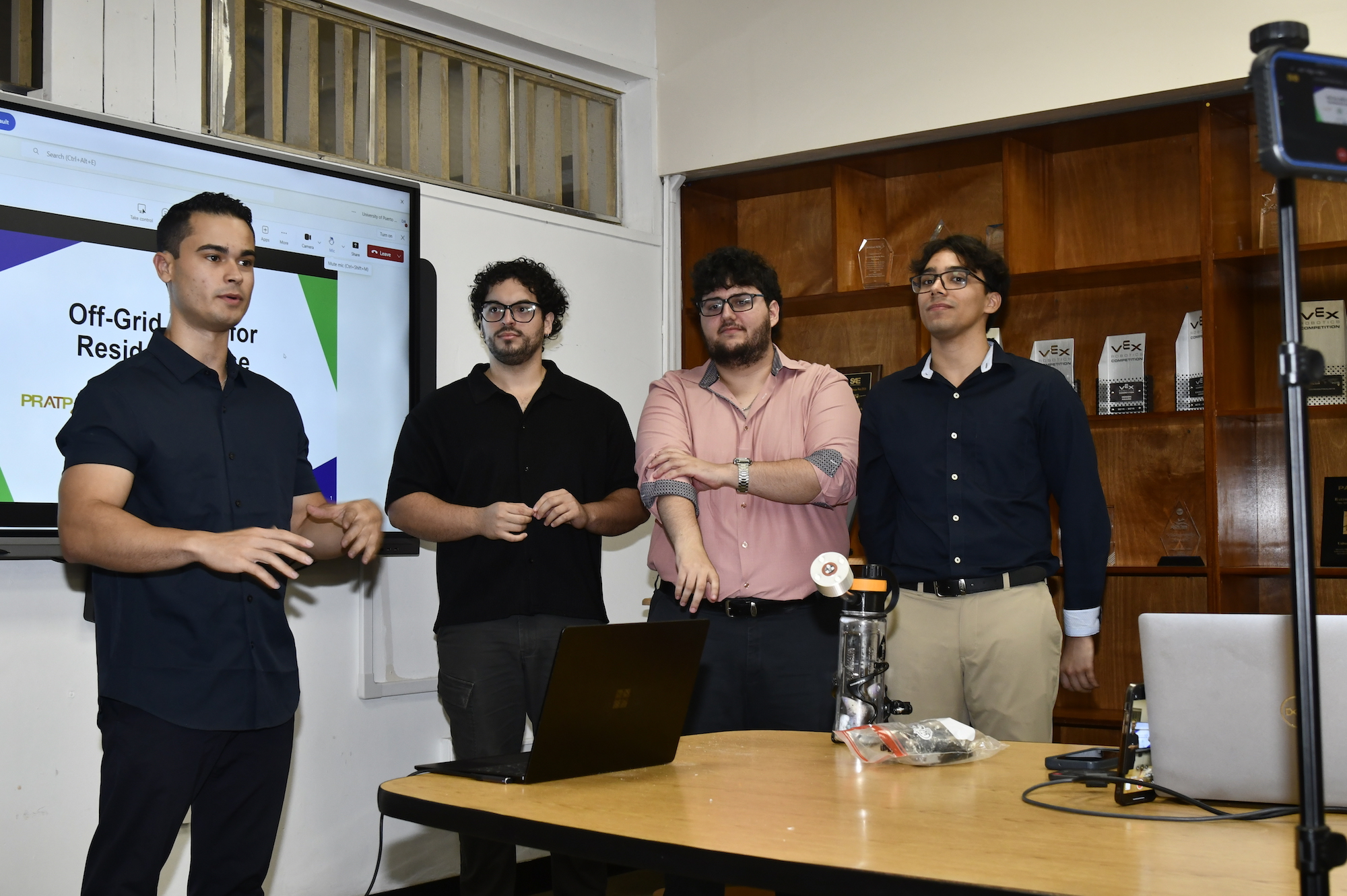 El grupo creó a Watric, una fuente de agua ajustada a una persona que sufrió un accidente en la playa Crashboat en Aguadilla, aparato que se le obsequió a manera de agradecimiento. Foto Carlos Díaz/Prensa RUM