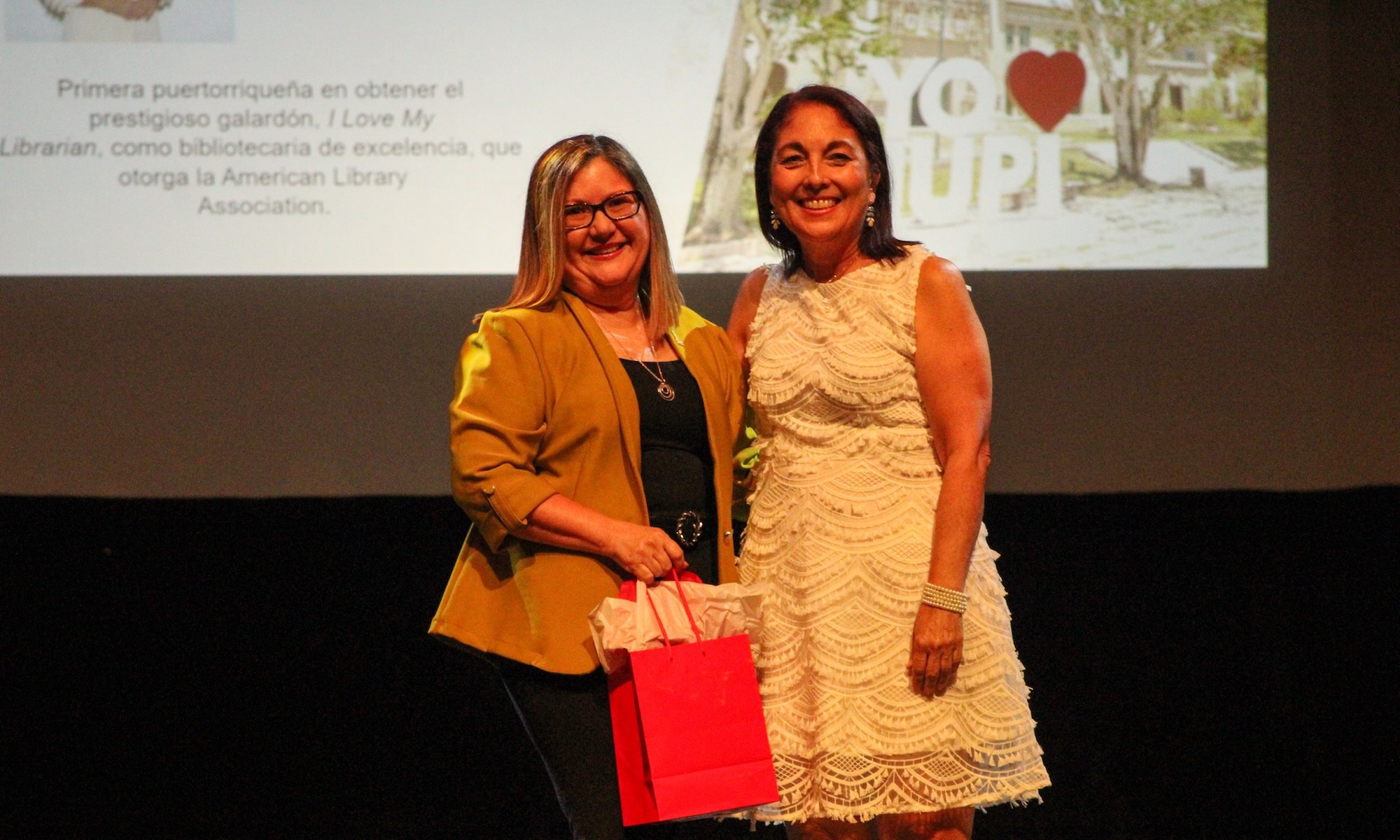 La doctora López Soto lleva treinta años laborando para el RUM e inició labores en el recinto mayagüezano en octubre de 1995 como Bibliotecaria Auxiliar. Foto suministrada