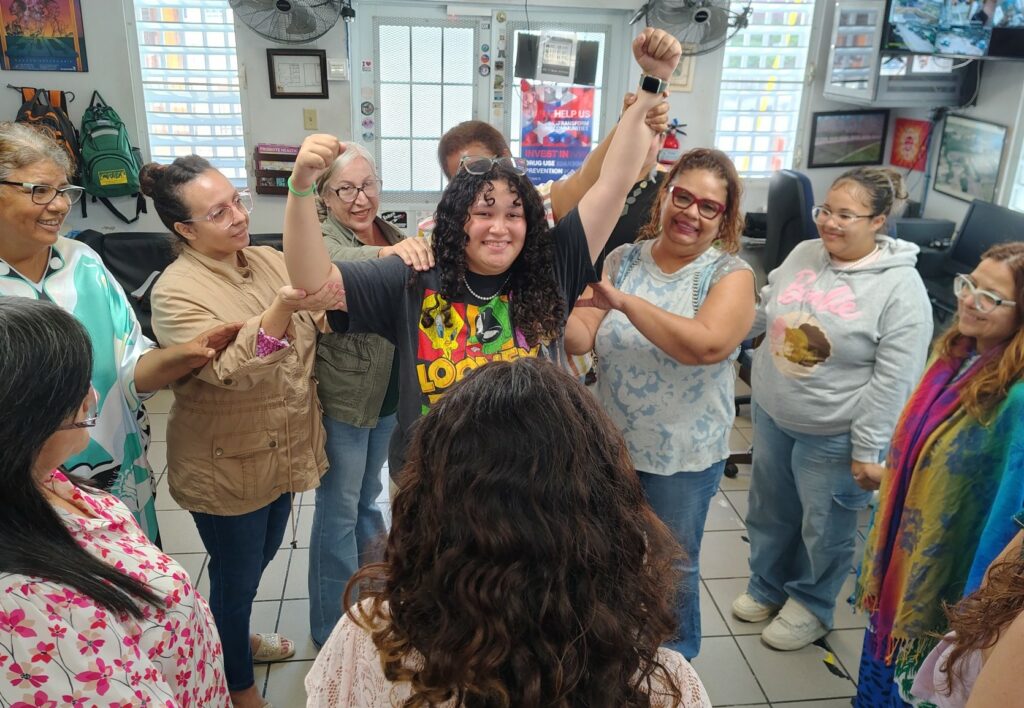 Las poetas Ángela María Valentín Rodríguez, del Departamento de Estudios Hispánicos e Ingrid Rodríguez Ramos, del Departamento de Ciencias Sociales, catedráticas del Recinto Universitario de Mayagüez (RUM), ofrecieron una serie de talleres sobre el empoderamiento de la mujer a través del impacto de la poesía.