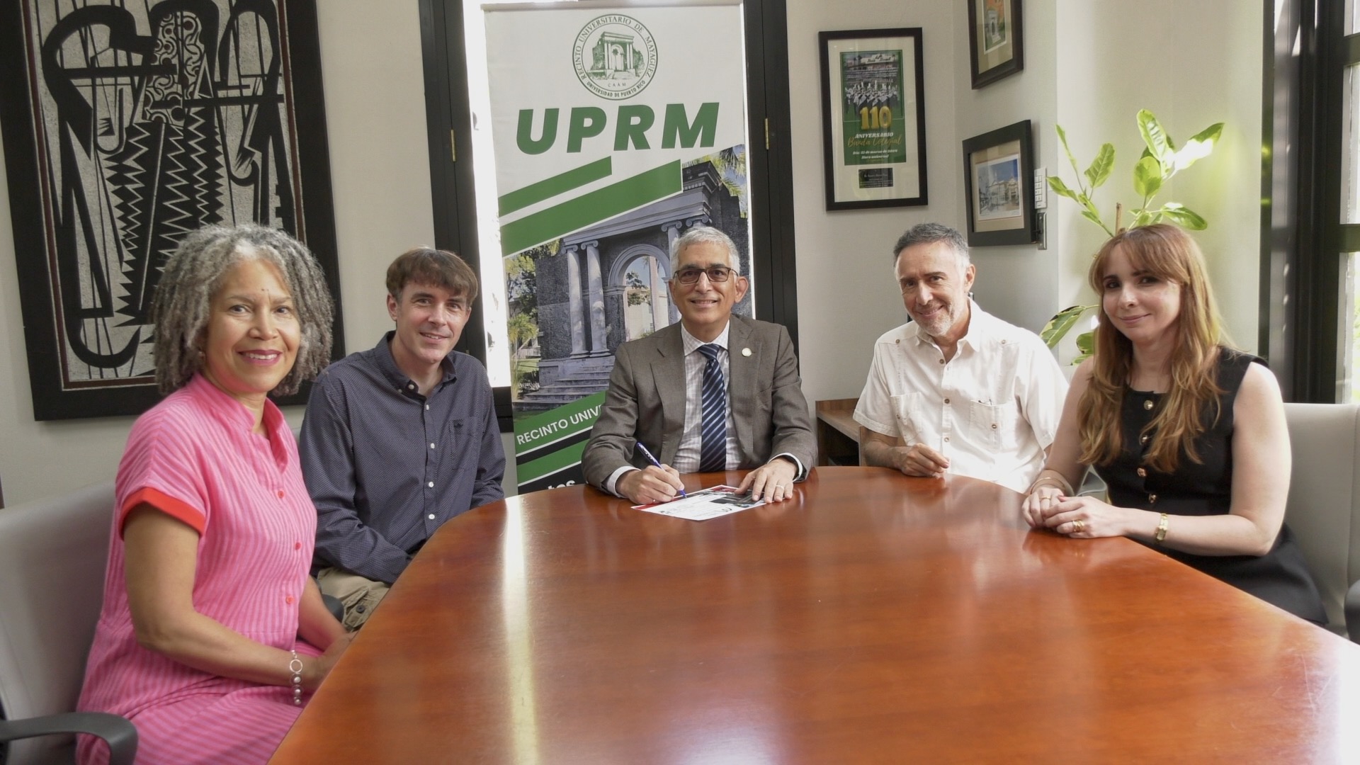 Los investigadores principales del proyecto Expandiendo nuevos horizontes, junto al Rector en el centro. Foto captura Prensa RUM