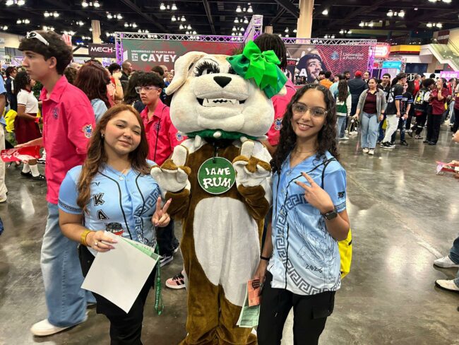 Estudiantes de la Escuela Superior Ruiz Belvis junto a Jane. Suministrada Estudiantes de la Escuela Superior Ruiz Belvis junto a Jane. Suministrada