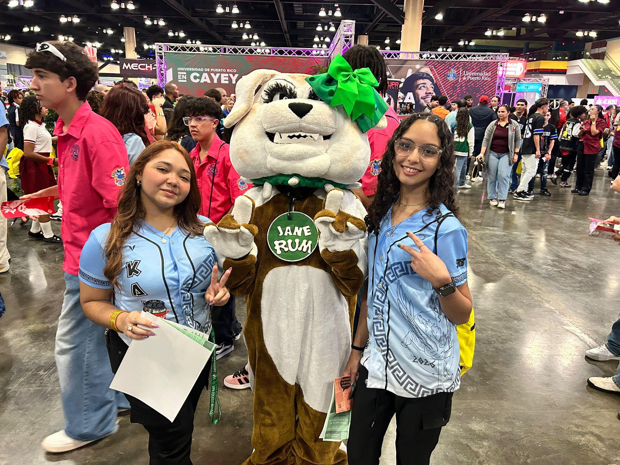 Estudiantes de la Escuela Superior Ruiz Belvis junto a Jane. Suministrada