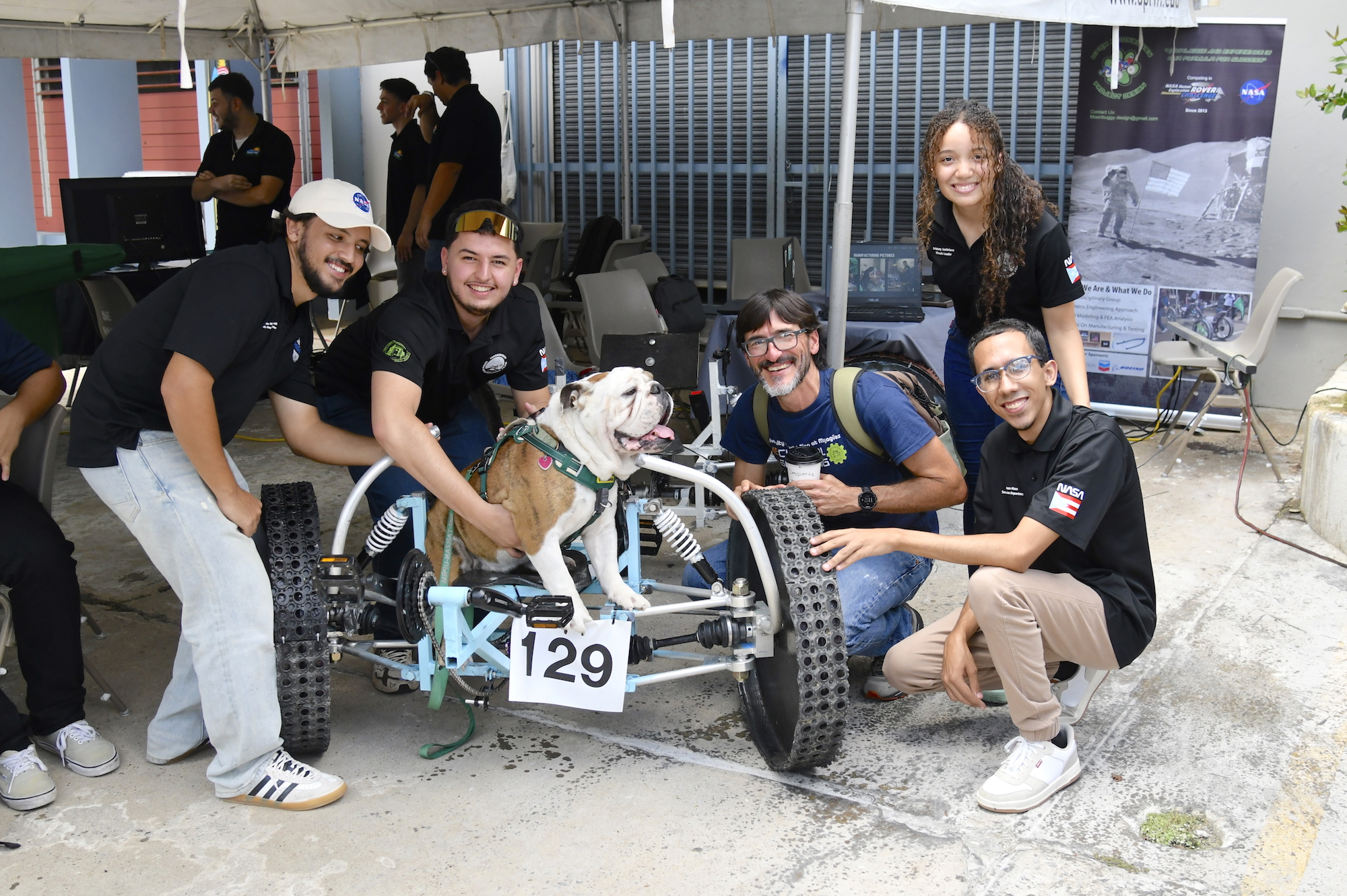 El doctor Pedro Quintero Aguiló, director asociado de INME, compartió con un grupo de estudiantes y la mascota Tarzán. Foto Carlos Díaz/Prensa RUM