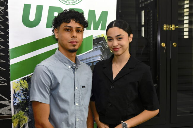 Desde la izquierda, los estudiantes Alex D. Solares Nieves y Michelle González Jiménez, del programa de Ciencias Políticas del Departamento de Ciencias Sociales, serán los dos primeros colegiales en hacer el internado en el Municipio de Mayagüez, tras la firma del acuerdo. Foto Carlos Díaz/Prensa RUM Desde la izquierda, los estudiantes Alex D. Solares Nieves y Michelle González Jiménez, del programa de Ciencias Políticas del Departamento de Ciencias Sociales, serán los dos primeros colegiales en hacer el internado en el Municipio de Mayagüez, tras la firma del acuerdo. Foto Carlos Díaz/Prensa RUM