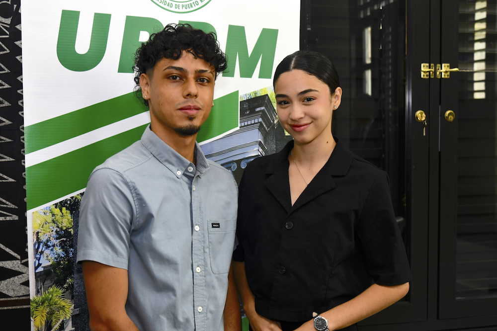 Desde la izquierda, los estudiantes Alex D. Solares Nieves y Michelle González Jiménez, del programa de Ciencias Políticas del Departamento de Ciencias Sociales, serán los dos primeros colegiales en hacer el internado en el Municipio de Mayagüez, tras la firma del acuerdo. Foto Carlos Díaz/Prensa RUM