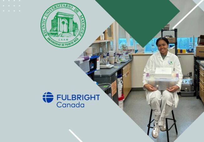 La estudiante Alondra G. Urrutia Santiago, del Recinto Universitario de Mayagüez, en la más reciente edición del internado de verano Fulbright-Mitacs Globalink Research Program en Canadá, sentada en un laboratorio. Al lado, los logos del RUM y del programa en fondo gris.