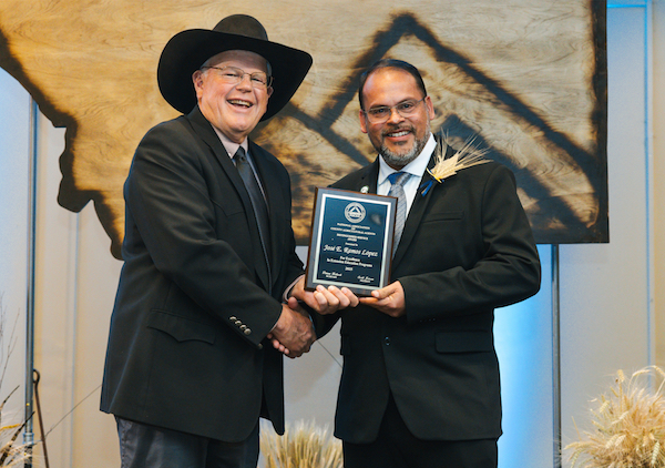 El profesor José E. Ramos López (a la derecha) del Servicio de Extensión Agrícola en Lares, recibe el premio de manos de un representante de la National Association of County Agricultural Agents.